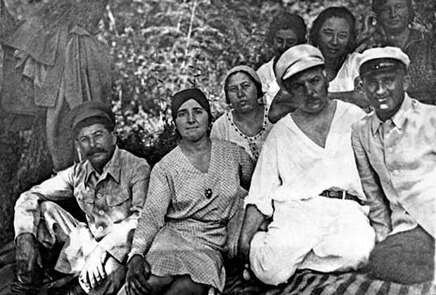 Иосиф Сталин, его жена Надежда Аллилуева, Екатерина Ворошилова и ее муж Климент Ворошилов (слева направо) на отдыхе в Сочи. 1932 г.