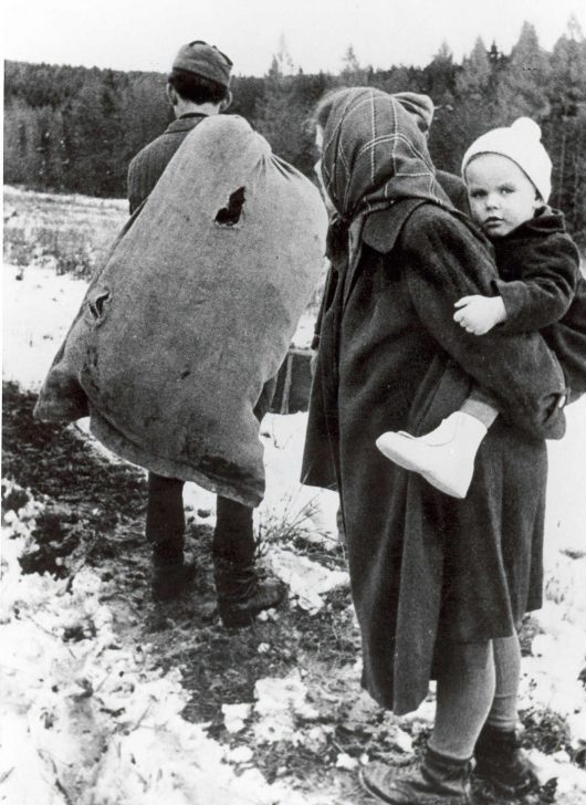 Семья судетских немцев на пути в Германию. Октябрь 1945 г. 