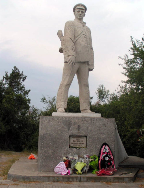 Памятник Герою Советского Союза Калинину Д. С.