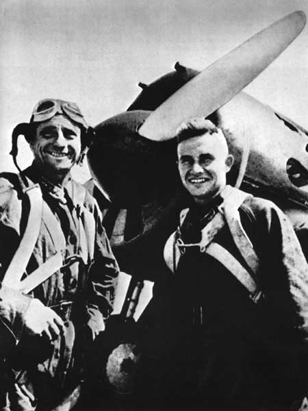 Советские летчики Курбатов и Мошин у И-16. 1939 г.