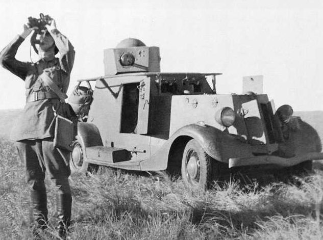 Командир бронеавтомобиля БА-20 наблюдает за ходом воздушного боя. 1939 г.