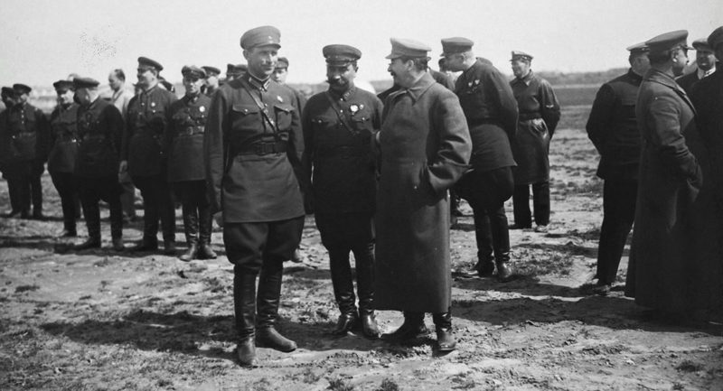 И. Сталин, М. Горький, Ворошилов, В. Молотов, Г. Орджоникидзе инспектируют авиационный полк под Москвой. 1933 г.