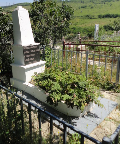 с. Супсех Анапского округа. Памятник на кладбище, установленный на братской могиле советских воинов.
