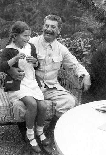 Сталин с дочерью Светланой. 1933 г.