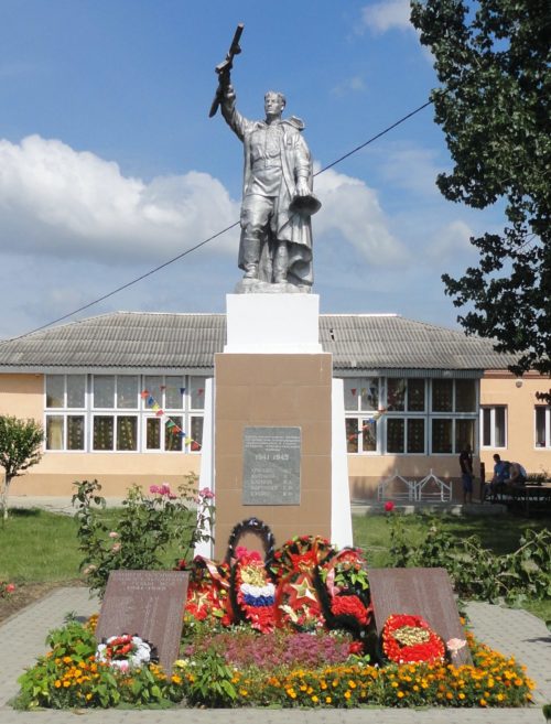 с. Цибанобалка Анапского округа. Памятник по улице Совхозной 2а, установленный на братской могиле советских воинов.
