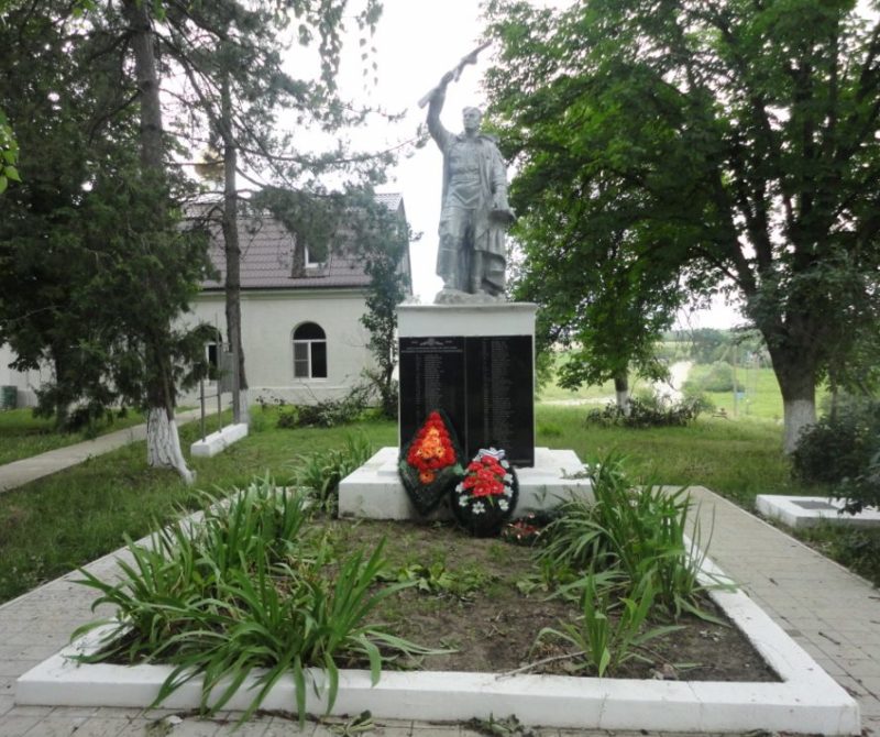 х. Чекон Анапского округа. Памятник, установленный на братской могиле советских воинов.