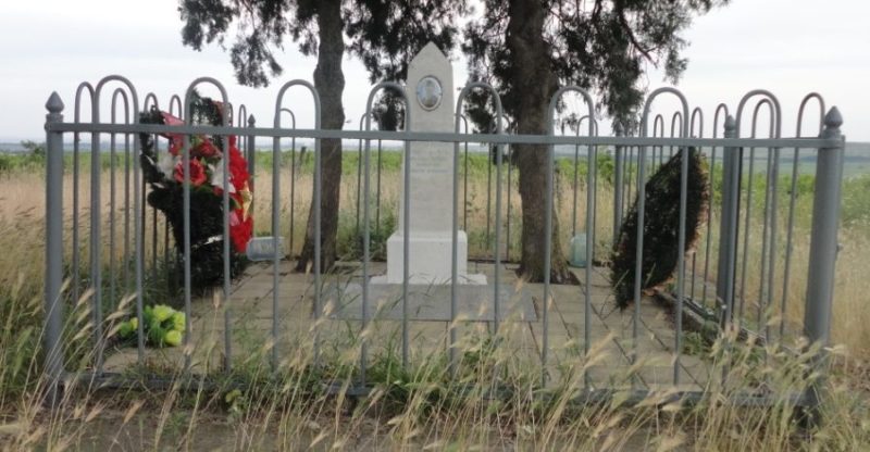 х. Чембурка Анапского округа. Памятник на могиле летчика В.С. Бороздина, погибшего в 1943 году.