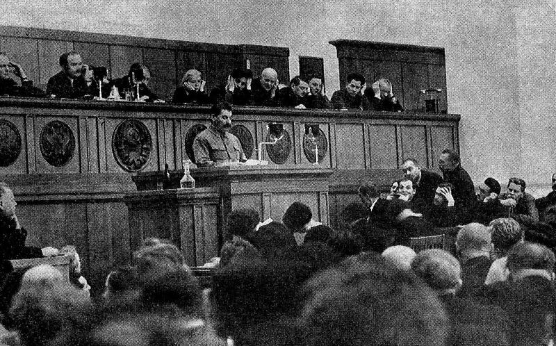 Сталин выступает с отчётом ЦК на XVII съезде ВКП(б). 1934 г.