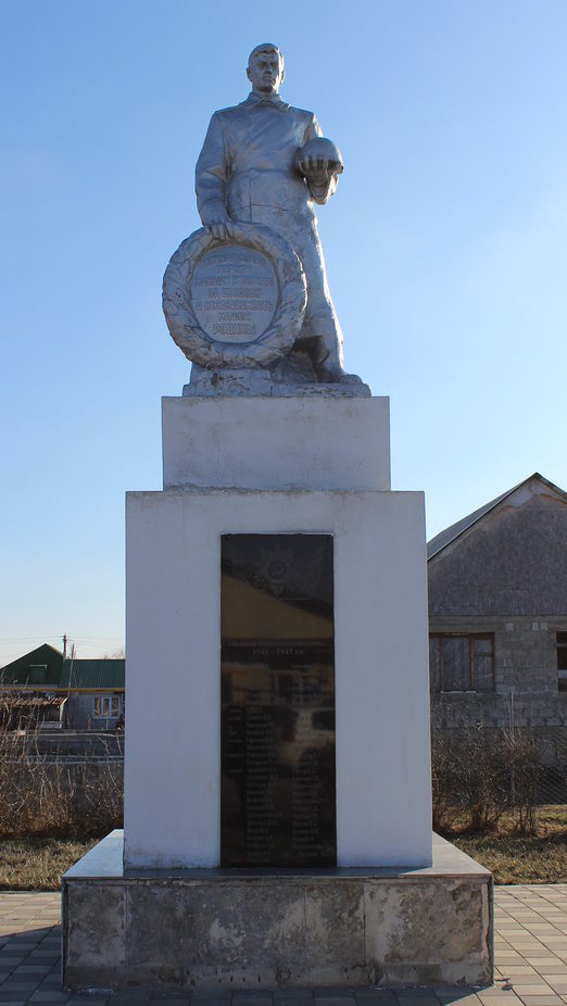 с. Юровка Анапского округа. Памятник, установленный на братской могиле советских воинов.