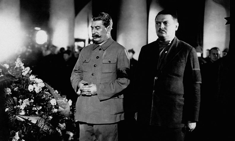 Иосиф Сталин и Андрей Жданов у гроба Сергея Кирова. Декабрь 1934 г.