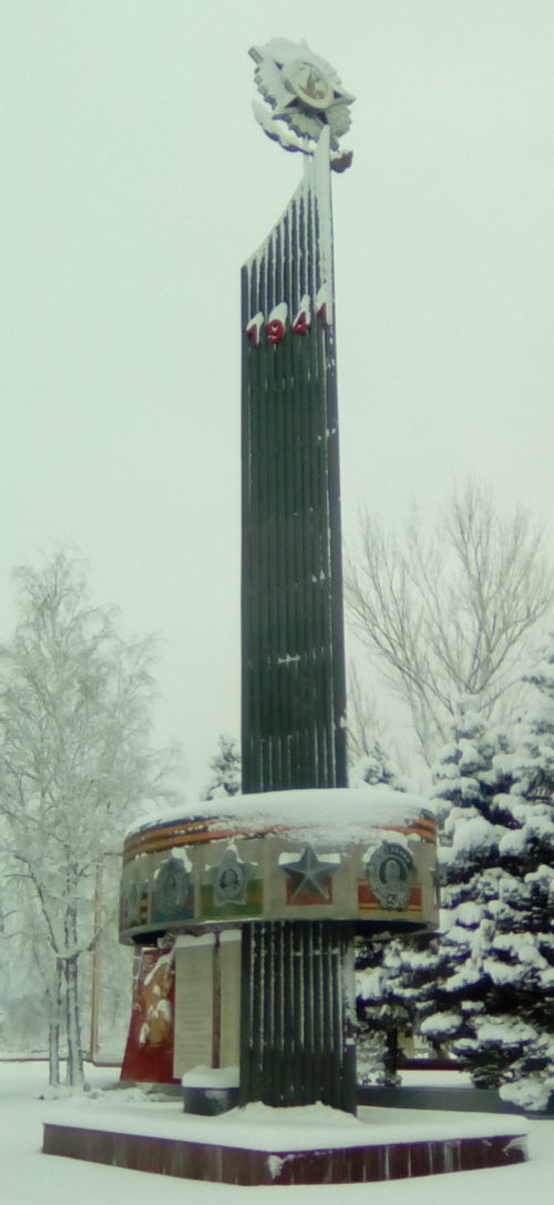 г. Апшеронск. Памятник в честь рабочих и служащих деревообрабатывающего комбината, погибших в годы войны.