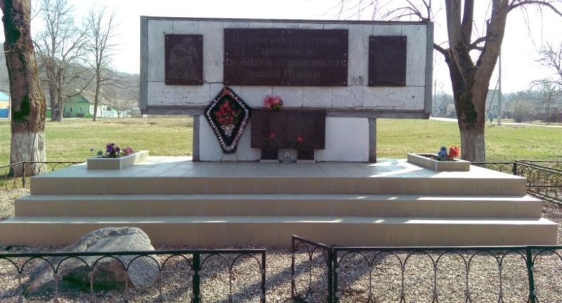ст-ца. Кабардинская Апшеронского р-на. Памятник по улице Ленина 39, установленный на братской могиле советских воинов, погибших в годы войны.