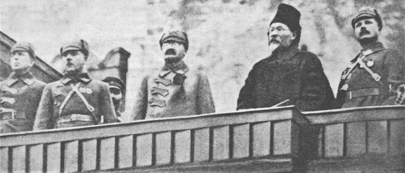 Слева направо Андрей Бубнов, Клим Ворошилов, Леон Троцкий, Михаил Калинин и Михаил Фрунзе принимают участие в параде на Красной площади. 7 ноября 1924 г.