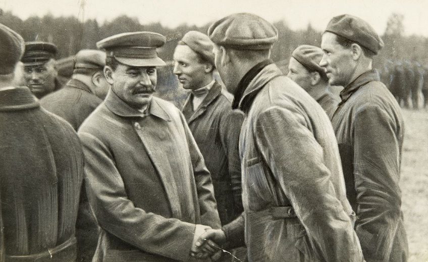 Сталин на полигоне среди конструкторов оружия. 1935 г.