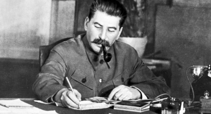 Сталин в рабочем кабинете. 1935 г. 