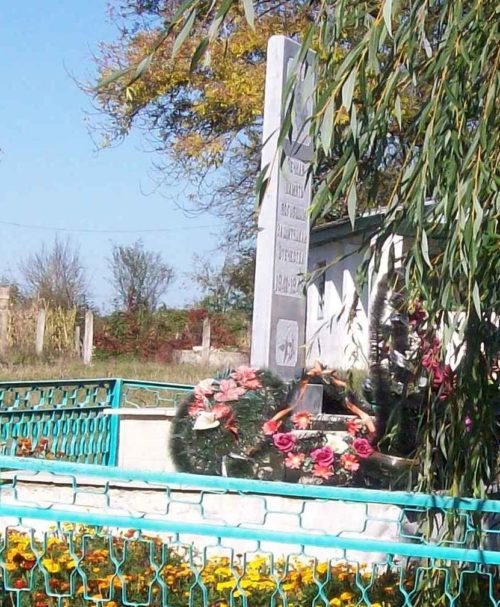 ст-ца. Линейная Апшеронского р-на. Памятник по улице Пионерской 11, установленный на братской могиле советских воинов.