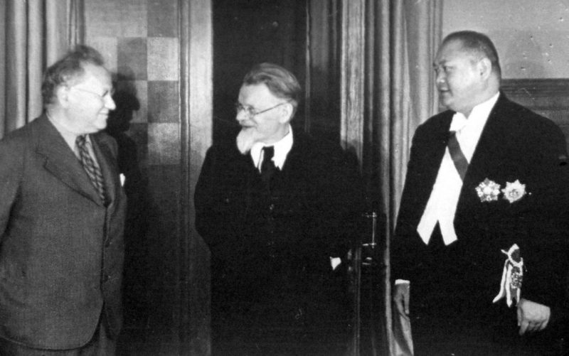 М. М. Литвинов, М. И. Калинин, посол Китайской Республики в СССР Янь Дзе. 1937 г.
