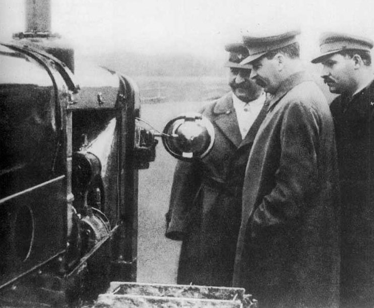 Сталин, Орджоникидзе и Каганович осматривают новую модель трактора. 1935 г.