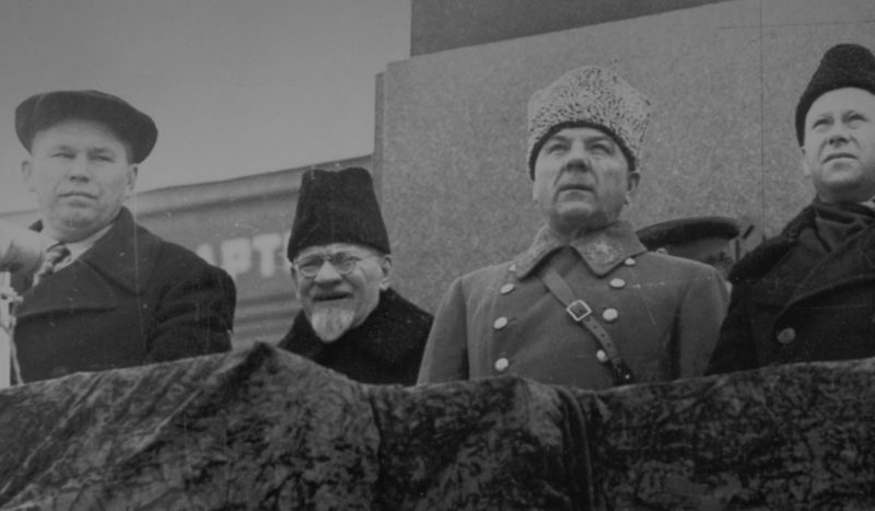 Н. Журавлев, М. Калинин и К. Ворошилов. Военный парад в Куйбышеве 7 ноября 1941 г.