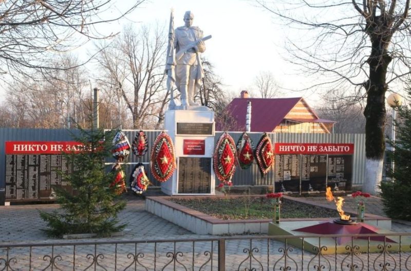 п. Нефтегорск Апшеронского р-на. Памятник по улице Школьной 8, установленный на братской могиле советских воинов.