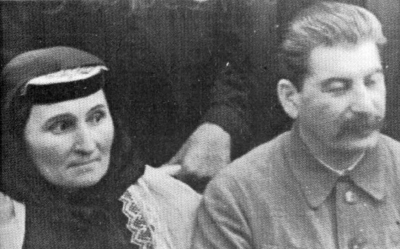 Сталин с матерью Екатериной Джугашвили. 1935 г.