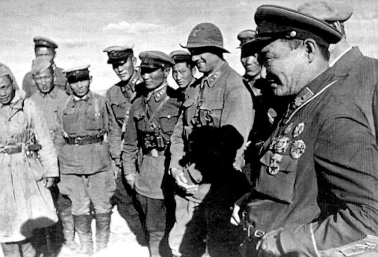 Маршал Монгольской Народной Республики Х. Чойбалсан среди монгольских солдат. 1939 г.