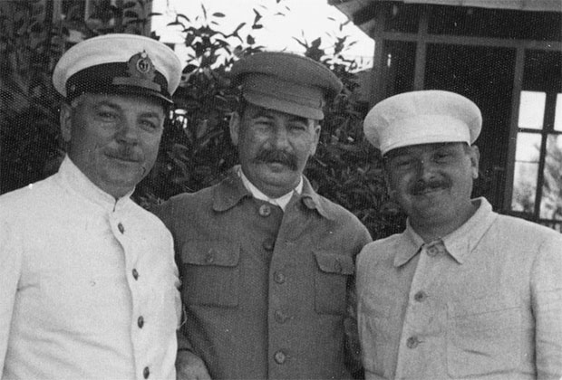 Климент Ворошилов, Иосиф Сталин и Андрей Жданов на отдыхе в Сочи. 1936 г. 