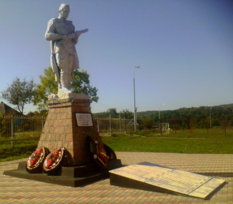 ст-ца. Нефтяная Апшеронского р-на. Памятник возле школы №9, установленный на братской могиле советских воинов погибших в годы войны.