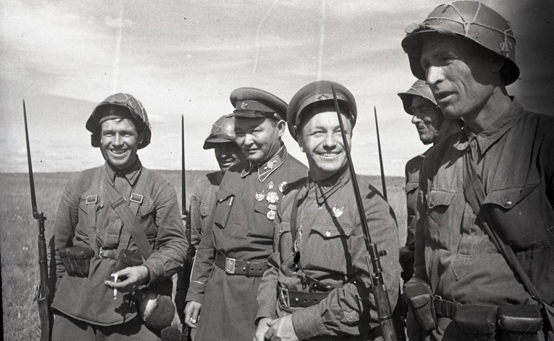 Маршал Монгольской Народной Республики Х. Чойбалсан среди советских солдат. 1939 г.