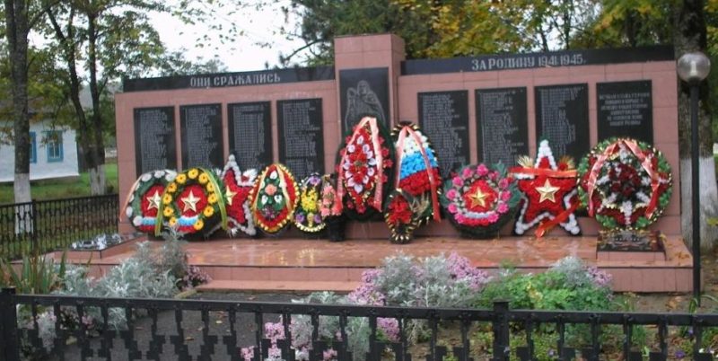 ст-ца. Нижегородская Апшеронского р-на. Памятник по улице Центральной 45, установленный на братской могиле советских воинов.