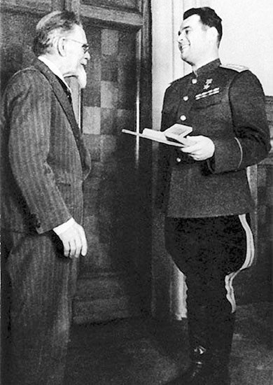 Калинин вручает награду И.Д. Черняховскому. 1944 г.