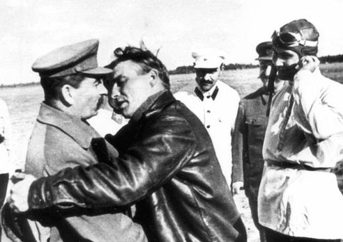 И.В.Сталин, К.Е.Ворошилов, Л.М.Каганович, В.П.Чкалов, А.В.Беляков. Встреча после дальнего перелета. 10 августа 1936 г.
