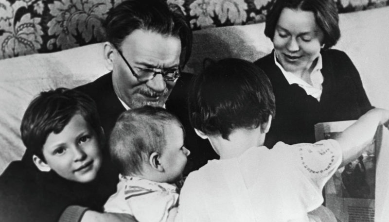 Михаил Калинин с дочерью Юлией и внуками. 1945 г.