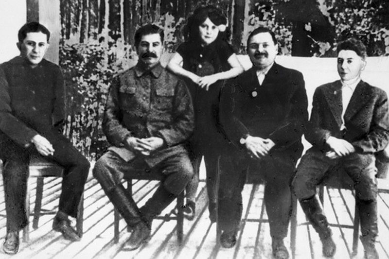 Слева направо: Яков Сталин, Иосиф Сталин, Светлана Аллилуева, Андрей Жданов, Василий Сталин. 1938 г.