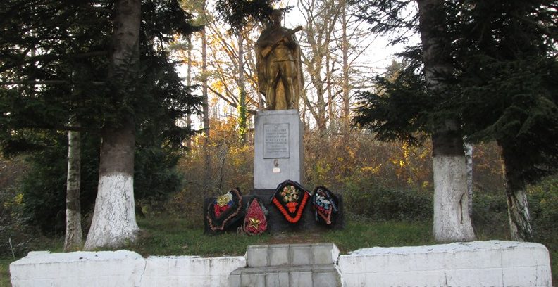  г. Хадыженск Апшеронского р-на. Памятник по улице Германенко, установленный на братской могиле советских воинов, погибших в годы войны.