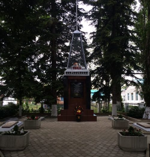 г. Хадыженск Апшеронского р-на. Памятник по улице Кирова 138-а, установленный на братской могиле советских воинов.