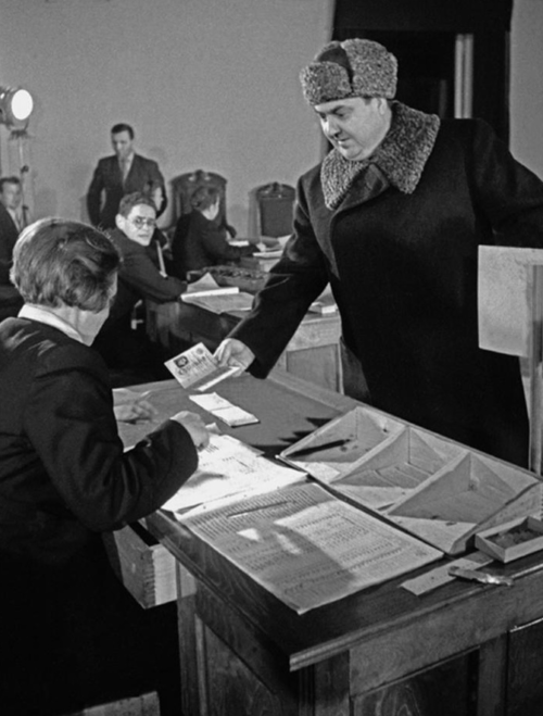 Заместитель Председателя Совета Министров СССР Георгий Маленков на избирательном участке. Декабрь 1947 г.