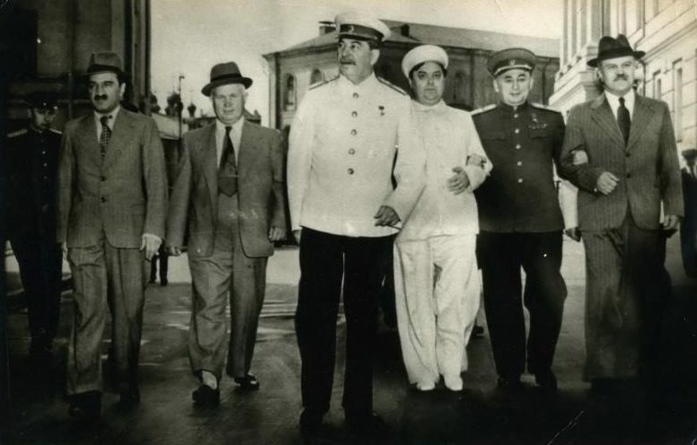 Слева направо: Анастас Микоян, Никита Хрущёв, Иосиф Сталин, Георгий Маленков, Лаврентий Берия, Вячеслав Молотов. 1952 г. 