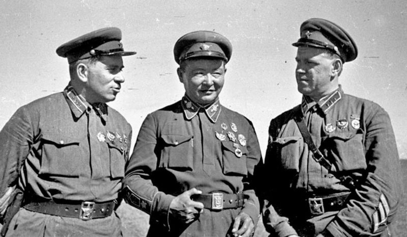 Командарм 2-го ранга Г. М. Штерн, маршал Монгольской Народной Республики Х. Чойбалсан и командир корпуса Г. К. Жуков на командном пункте Хамар-Дабан. 1939 г.