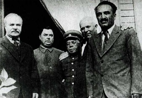 В. М. Молотов, Г. М. Маленков, А. Н. Поскребышев, Н. С. Хрущев, Л. И. Микоян на даче Сталина. 1953 г.