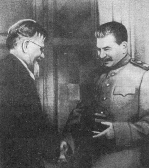 Калинин вручает Сталину орден «Победа». 5 ноября 1944 г.