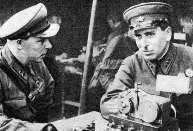 Ф.А. Семёновский и Г.М. Штерн во время сражения у озера Хасан. 1939 г. 