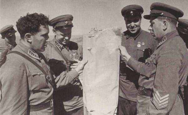 Командующий авиацией Я. Смушкевич демонстрирует командному составу 1-й АГ кусок обшивки сбитого японского самолета. 1939 г. 