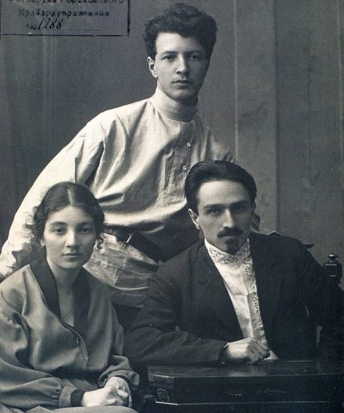 Микоян с братом и сестрой. 1921 г.