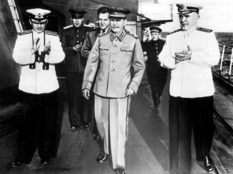 Адмирал И.С.Юмашев, А.Н.Косыгин, И.В.Сталин, А.Н.Поскребышев и адмирал Ф.С.Октябрьский на борту крейсера «Молотов». Сентябрь 1947 г.