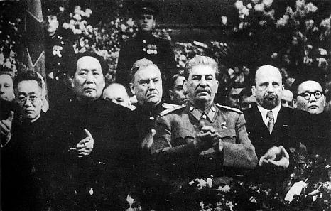 Сталин в президиуме с Мао Цзэдуном, Булганиным, Ульбрихтом и Цэдэнбалом. Декабрь 1949 г. 