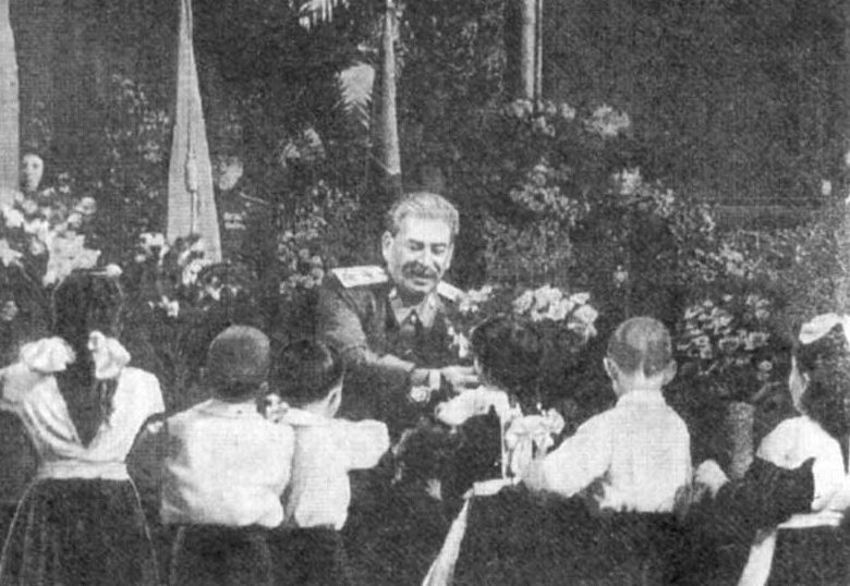 Московские пионеры преподносят Сталину цветы в день его 70-летия. 1949 г.