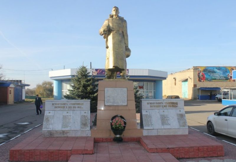 ст-ца. Старая Станица городского округа Армавир. Памятник, установленный на братской могиле, в которой похоронено 5 советских воинов.