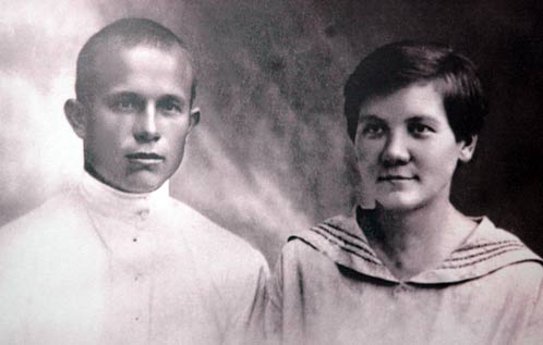Никита Хрущёв с Ниной Кухарчук. 1924 г. 