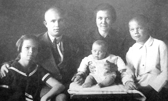 Семья Хрущевых (слева направо): Юлия, Никита Сергеевич, Нина Петровна с Радой на руках, Леонид. 1929 г.